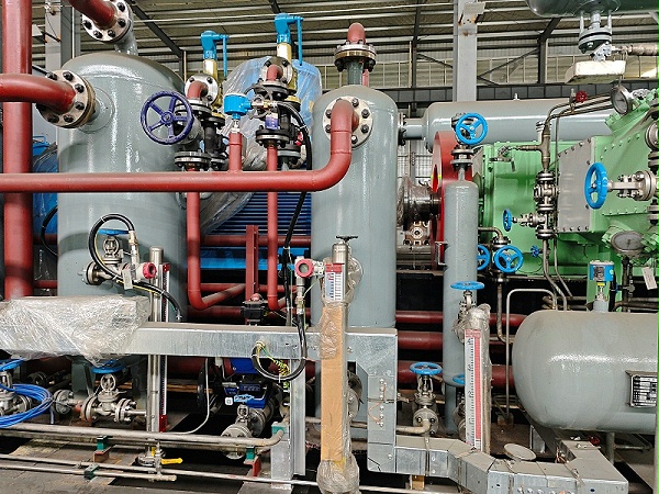 磁翻板液位计分离器安装现场